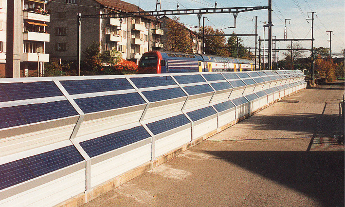 Lärmschutzwände mit Solaranlagen zu bebauen ist  eine ideale Flächennutzung.