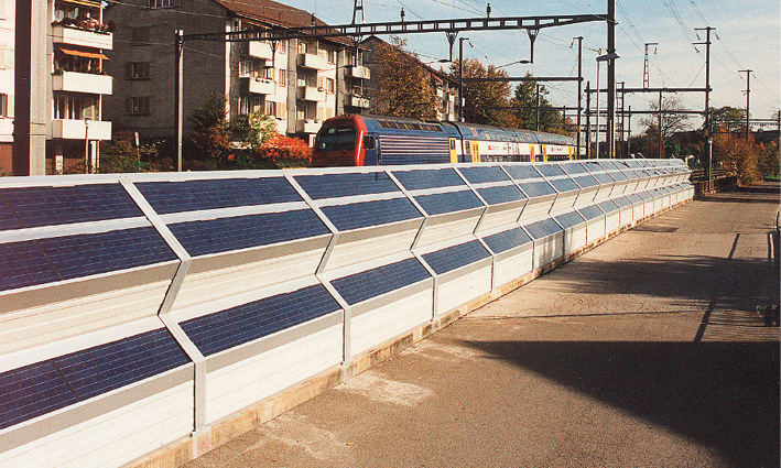 Lärmschutzwände mit Solaranlagen zu bebauen ist  eine ideale Flächennutzung. - © Foto: TNC Consulting
