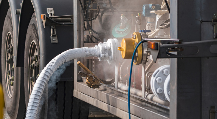 Gefahrenguttransporter pumpt LNG in einen Tank.