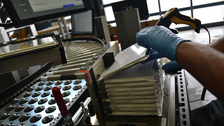 Die Hersteller bauen derzeit neue Produktionskapazitäten auf. In Verbindung mit technologischen Weiterentwicklungen sind wird das die Kosten weiter senken.