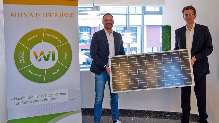 Ingo Berens von WI Energy und Martin Führlein, Vorstand der GRR Group präsentieren das neue gemeinsame Solarprojekt. - © WI Energy
