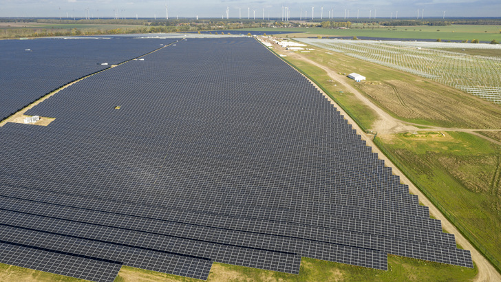 In Brandenburg sind schon riesige Solarparks entstanden. Ohne diese wird der notwendige Ausbau in der Kürze der zeit nicht zu schaffen sein. - © Paul Langrock/EnBW
