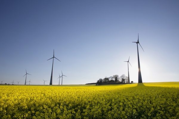 Mehr installierte Leistung ist nicht automatisch gleich mehr Regenerativstromanteil. 2021 gab es viele Flauten mehr Stromverbrauch.  - © Harald Dietz, ZSW
