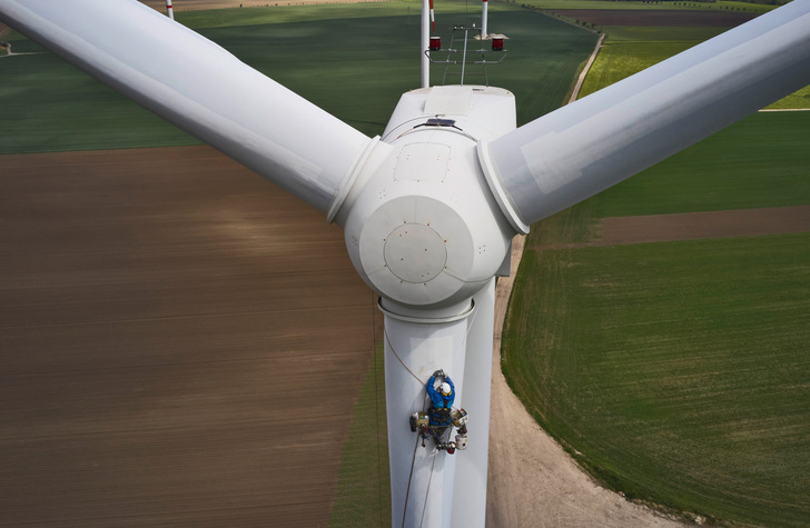 Windpark Wansleben am See im Mansfelder Land in Sachsen-Anhalt Rotorblattreparatur an einer Südwind S70  