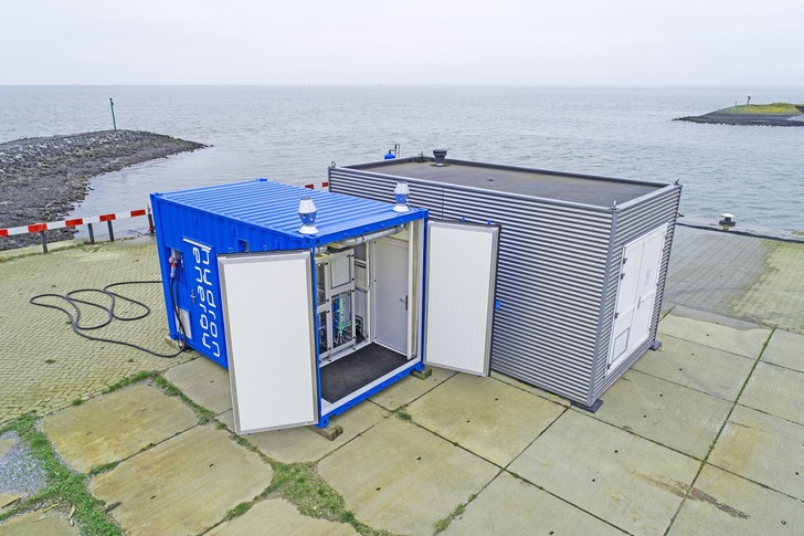 Die Pilotanlage zur Herstellung Wasserstoff aus Meerwasser auf der niederländischen Insel Texel. In ähnlicher Bauweise könnte diese in wenigen Jahren in Offshore-Windparks zum Einsatz kommen.
