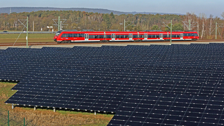 Bei der Untersuchung geht es nicht nur um die Freiflächenanlagen neben den Gleisen, sondern auch um integrierte Anlagen. - © Deutsche Bahn AG
