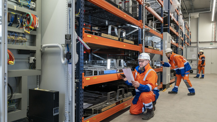 Insgesamt 60 ehemalige Autoakkus - jeder mit einem Gewicht von 700 Kilogramm - haben die Ingenieure von RWE verschaltet. - © RWE
