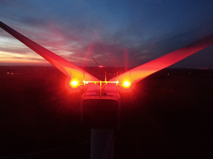 Sieht so eigentlich interessant aus: BNK. Aber in der Masse sind beleuchtete Windturbinen für viele eher eine Lichtemission.
