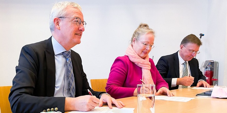 Brandenburgs Infrastrukturminister Guido Beermann, BBU-Vorständin Maren Kern und Harald Jahnke, Vorsitzender VKU-Landesgruppe Berlin-Brandenburg (v.l.) bei der Unterzeichnung. - © MIL / Simon Kirner
