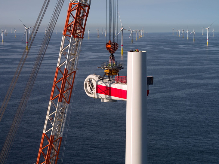 Das war 2021 nicht zu sehen: der Aufbau einer Offshorewindenergieanlage in deutschen Gewässern.