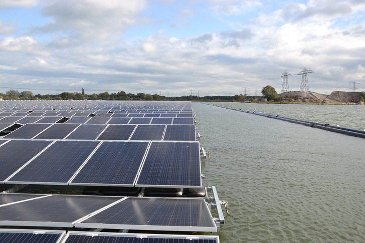 Mit schwimmenden Solaranlagen erschließt sich die Photovoltaik neue und bisher ungenutzte Flächen.  - © Velka Botička
