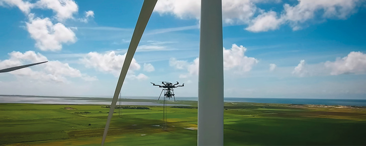 Drohneninspektion durch den Abflug der Riesenkomponenten mit einem Abstand von drei bis acht Metern zum Rotorblatt - © Foto: Siemens Gamesa

