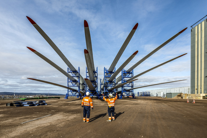 Offshore-Windturbinen-Umschlag auf dem Hafenareal Nigg Energy Park bei Inverness 2021