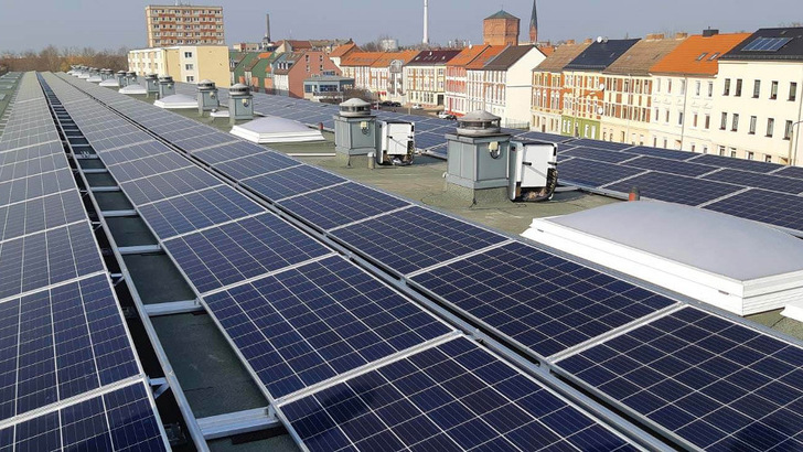 Mehr davon: Solardächer auf Dächern von Mietshäusern soll es in Berlin bald mehr geben. - © Solarimo
