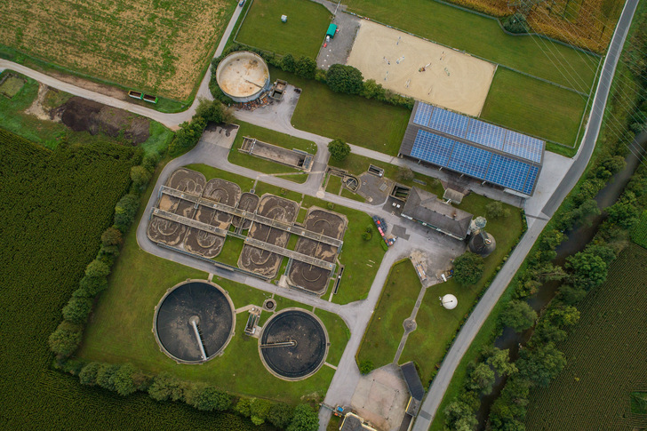 Luftbild der Abwasserreinigungsanlage in Gleisdorf. Die Photovoltaikanlage auf dem Dach liefert Strom für den Eigenbedarf und zum Berieb der Wärmepumpe. - © Schrotter, Gleisdorf / AWV Gleisdorfer Becken
