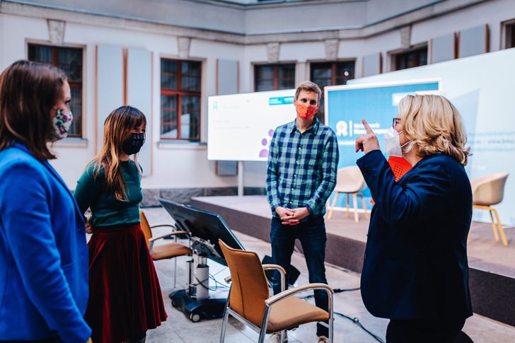 Die frühere Umweltministerin Svenja Schulze spricht mit Gewinnern des "Blauen Kompass" 2020. In diesem Jahr wird er erstmals als Bundespreis und auch für Kommunen ausgeschrieben.