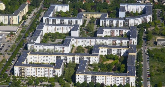 Auch das große Mieterstromprojekt im gelben Viertel in Berlin-Hellersdorf trägt dazu bei, dass der Bezirk Vorreiter bei der Nutzung von Dachflächen ist. - © Stadt und Land
