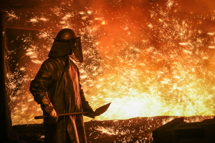 Schmelzer beim Abstich am Hochofen der Salzgitter AG. Die Energie für die Stahlproduktion soll künftig klimaneutrag erzeugt werden.