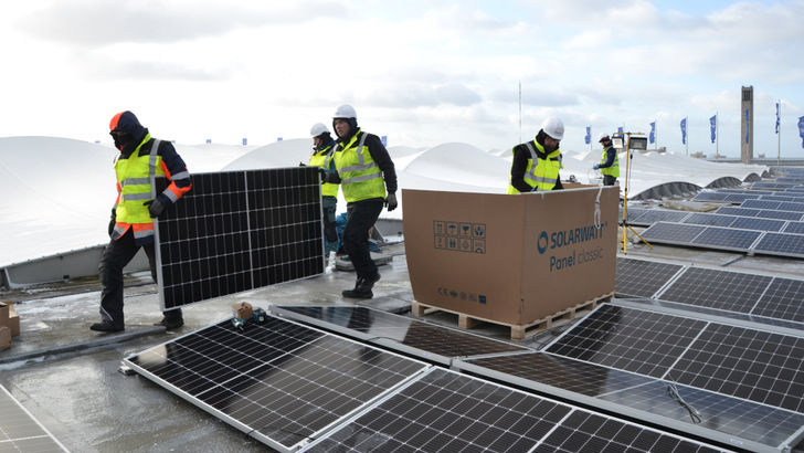 In eisiger Kälte installieren die Monteure von Koco Energy derzeit die Module auf das Dach des Berliner Olympiastadions. - © Velka Botička
