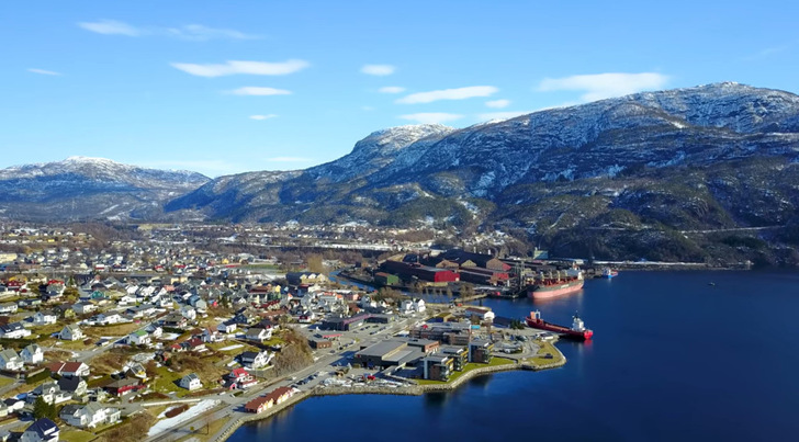 Sauda an der Südwestküste von Norwegen ist malerisch gelegen, hat aber auch ein lange Industrietradition. Mit der Ammoniak-Anlage wird der Ort auch Teil der Energiewende. - © Hy2gen
