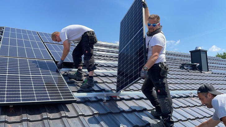 Mangelware: Fachkräfte bei Aufbau einer PV-Anlage. - © Installion
