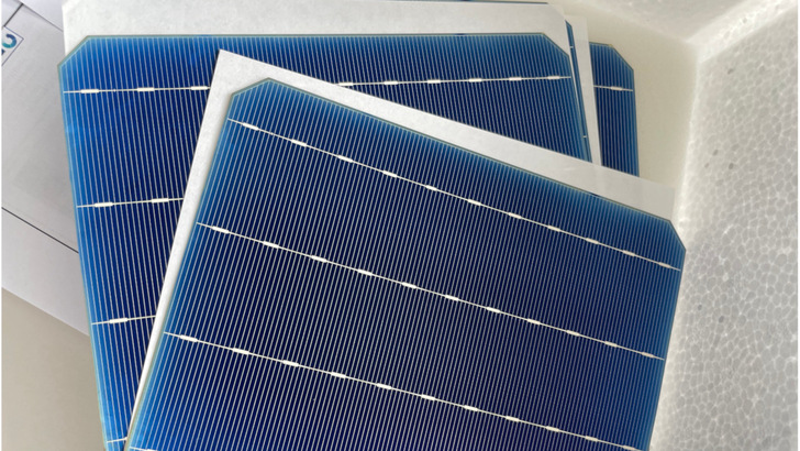 Den Solarzellen sieht man nicht an, dass sie nur aus recyceltem Silizium bestehen. - © Fraunhofer CSP
