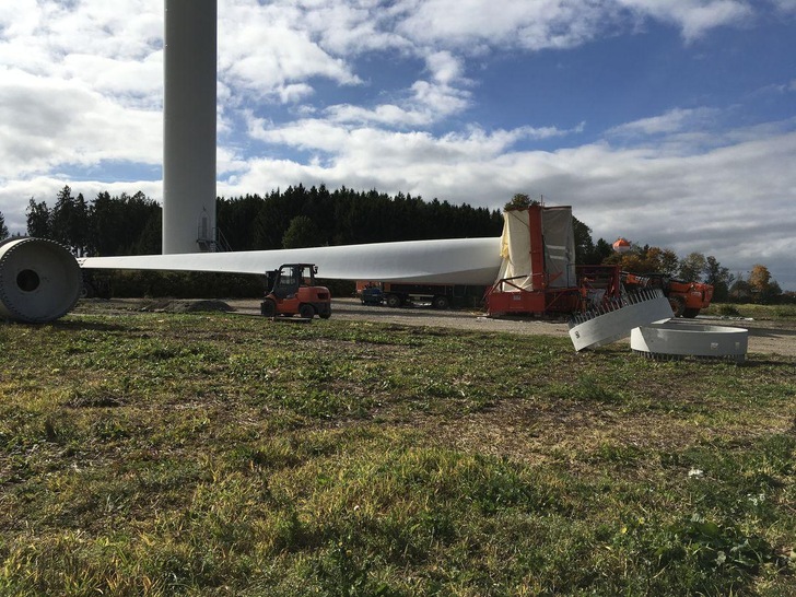 Abbau eines Altwindparks – dank aktuell guter Stromhandelspreise aus Windparkbetreibersicht und guter Dienstleister lassen sich Altwindparks noch etwas länger wirtschaftlich weiter betreiben. 