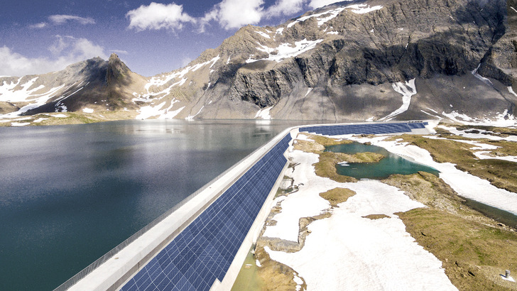 Photovoltaik an der Staumauer des Schweizer Muttsees. Das Axpo-Projekt geht bald in Betrieb.
