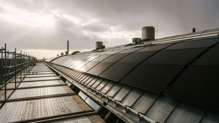 Noch ist der Himmel über Berlin grau. Doch die Anlage auf dem Tonnendach des einstigen Industriegebäudes in Oberschöneweide ist fertig, wenn die Frühlingssonne herauskommt.