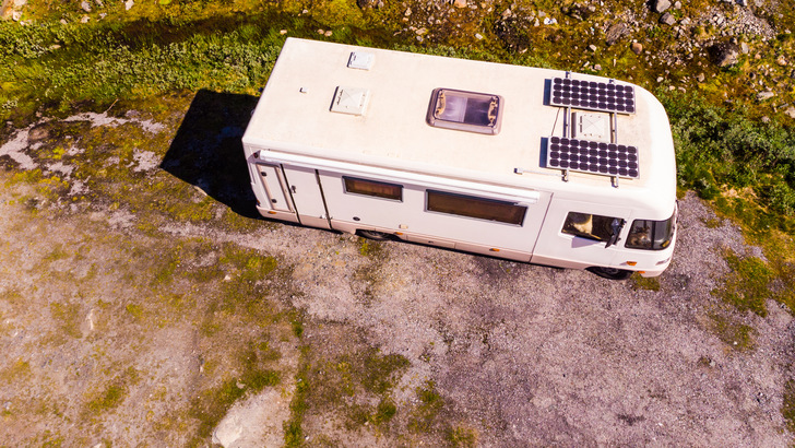 Camper mit Solarpanelen auf dem Wohnwagendach wie hier sind auf Kühlung für ihre Solarladeregler angewiesen.