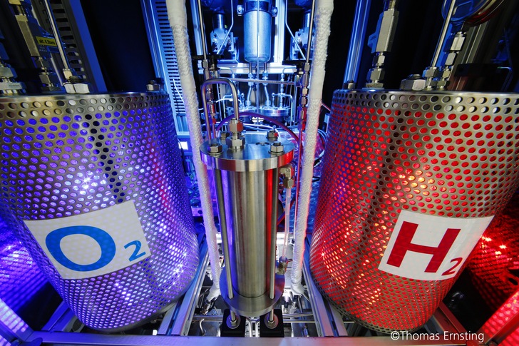 Versuchsaufbau zur Elektrolyse. Hier wird Wasser aufgespalten in Sauerstoff und Wasserstoff, welcher zum Beispiel in Brennstoffzellen zum Einsatz kommt. - © DLR / Thomas Ernsting
