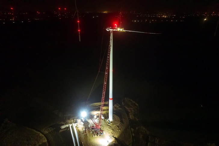 Errichtung des brandenburgischen WPD-Windparks Bietikow kurz vor Fertigstellung im Juni 2021 - zwei 4,2-Megawatt-Anlagen. Nach dem Genehmigungsantrag 2018, Genehmigung und Zuschlag für eine Vergütung noch 2019