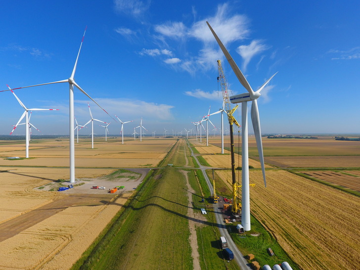 Ein Repoweringprojekt in Nordfriesland. Gemeinden im Umkreis sollen laut Vorschlägen des BWE mit 0,3 Cent pro Kilowattstunde beteiligt werden.
