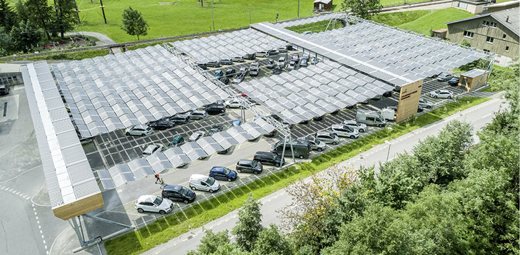 Solarfaltdach über dem Parkplatz der Luftseilbahn Jakobsbad-Kronberg, Appenzell/Schweiz - © Foto: dhp technology
