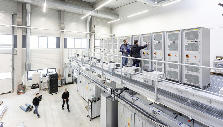 Das Multi-Megawatt-Lab am Fraunhofer ISE in Freiburg ermöglicht die hochgenaue Charakterisierung der elektrischen ­Eigenschaften von Wechselrichtern bis zu einer Leistung von zehn Megawatt. - © Foto: Dirk Mahler/Fraunhofer ISE
