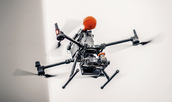 Drohnen können jetzt auch den Blitzschutz prüfen. - © Foto: Sulzer & Schmid Laboratories AG
