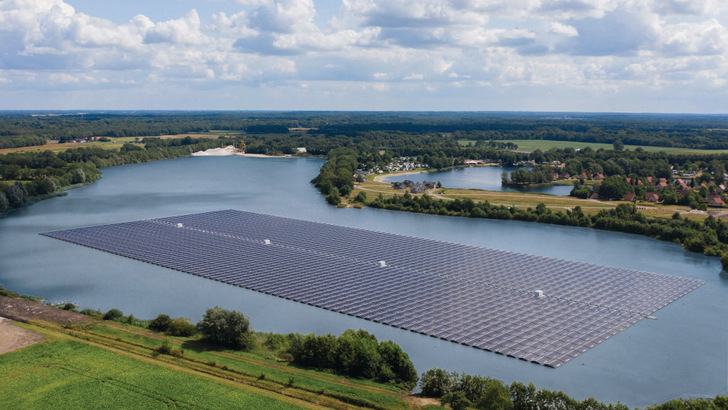 Das Projekt Tynaarlo in den Niederlanden ist von Baywa r.e. errichtet worden. Das Unternehmen verfügt über viel Erfahrung mit Floating PV. - © Baywa r.e.
