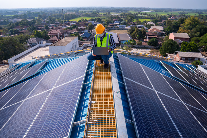  Solaranlagen sofort auf alle öffentlichen Dächer  – das schlägt die Deutsche Umwelthilfe neben anderen Maßnahmen vor, um die Abhängigkeit von Öl- und Gasimporten zu reduzieren. 