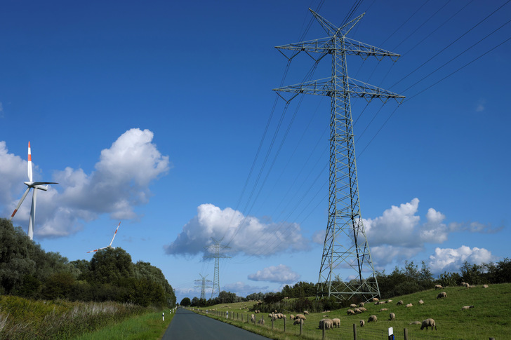 Der Druck auf die Netzinfrastruktur wächst – kleinere Elektrolyseure könnten für Entlastung sorgen. - © Westwind - stock.adobe.com
