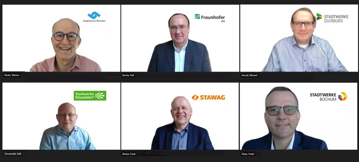 Wärmewende-Experten im virtuellen Austausch: Markus Bieder, Stadtwerke Münster, Prof. Dr. Rolf Bracke, Leiter Fraunhofer IEG, Dr. Michael Arnold, Stadtwerke Duisburg, Dr. Ralf Schramedei, Stadtwerke Düsseldorf, Frank Brösse, STAWAG Energie und Dr. Frank Peper, Stadtwerke Bochum (v.l.)