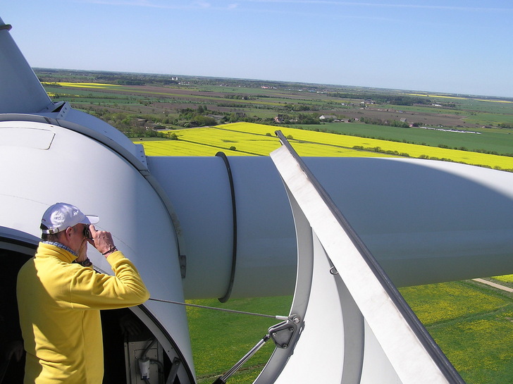 Laut Autor Weller kommt der Windkraftnutzung eine besondere Rolle zu bei der CO2-Reduktion. - © BWE - Grenzstrom Vindtved
