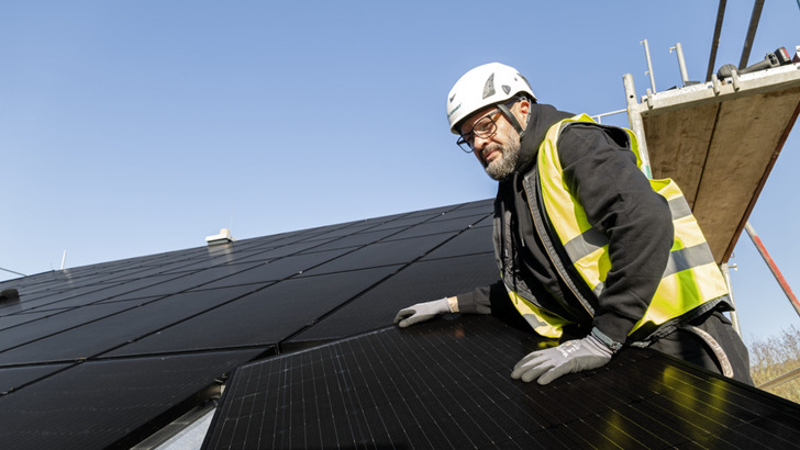 Auf die Handwerker kommt in den nächsten Monaten und Jahren viel Arbeit zu. - © Solarwatt
