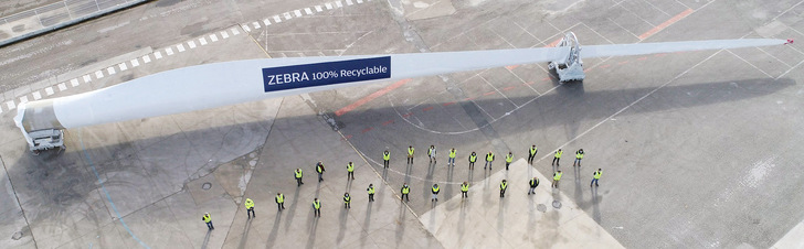 Frisch gefertigtes vollständig recycelbares Rotorblatt aus der Produktion von LM Wind Power, 17. März, Ponferrada, 62 Meter lang - © ZEBRA
