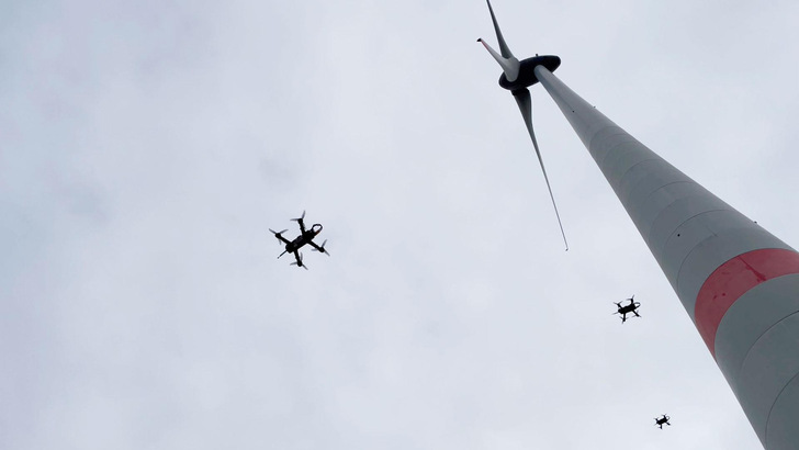 Drohnen sollen Windeigenschaften, Temperatur und Luftfeuchtigkeit im Windpark messen. - © DLR
