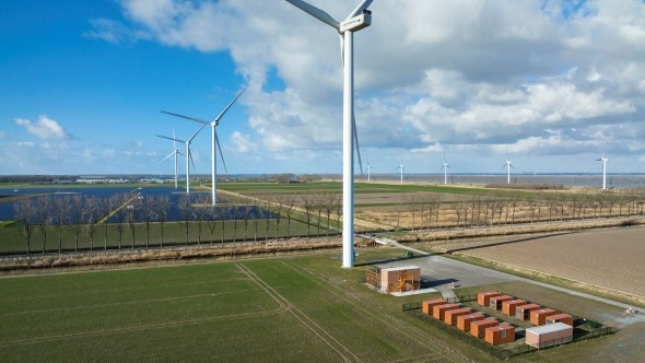 Durch die Kombination aus Windkraft, Photovoltaik und Batteriespeicher werden die vorhandenen Ressourcen optimal genutzt. - © Vattenfall
