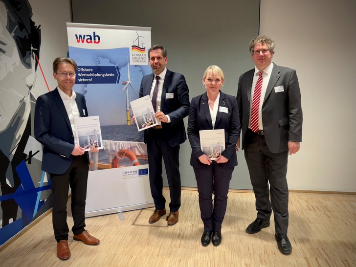 Dirk Briese (wind:research), Heike Winkler und Jens Assheuer (WAB e.V.) übergeben Olaf Lies, niedersächsischer Energieminister und aktueller Vorsitzender der Energieministerrunde der Länder, die Studie zur Wertschöpfung der Offshore-Windindustrie in Deutschland. - © WAB
