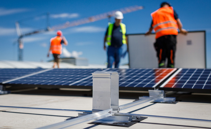 Unterkonstruktion für die Installation einer Photovoltaikanlage auf einem Hallendach