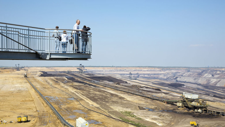 Noch ist es ein Blick in die Abgründe der alten Energiewirtschaft: Von Aussichtspunkt am Tagebau Garzweiler wird ab 2023 aber auch ein großer Solarpark mit Speicher zu sehen sein. - © RWE
