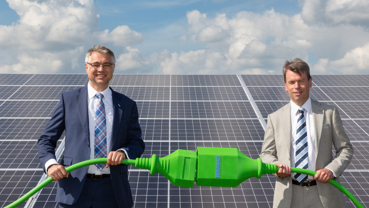 Caspar Baumgart (links) und Thomas Murche leiten den Endspurt der Wemag hin zur Komplettversorgung mit Ökostrom ein.