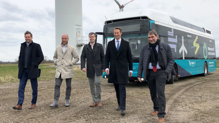 Der erste Wasserstoffbus ist schon da. Der Regelbetrieb soll spätestens Ende 2023 beginnen. Bis dahin ist könnte auch die Solaranlagen im vorhandenen Windpark stehen. - © Dietmar Buecker

